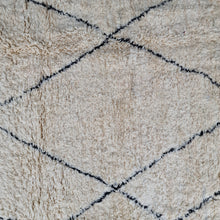 Afbeelding in Gallery-weergave laden, Moroccon Rugs by STUDIO M - The Big Ivory
