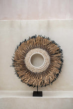Afbeelding in Gallery-weergave laden, De Mojo Raffia op Stand - Decoratie - Naturel Zwart

