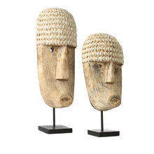 Afbeelding in Gallery-weergave laden, Het Cowrie Masker on Stand - Medium
