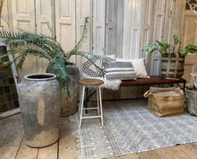 Afbeelding in Gallery-weergave laden, Boho rug chenille handmade
